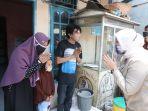 ida-fauziyah-saat-mengunjungi-rumah-4-pekerjaburuh-penerima-program-bantuan-subsidi-upahgaji.jpg