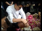ifan-seventeen-makamkan-istrinya-dylan-sahara-di-ponorogo_20181225_203220.jpg