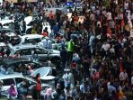 iims-2018-memberikan-kemudahan-bagi-pengunjung-yang-ingin-punya-mobil-atau-motor-baru_20180426_225456.jpg