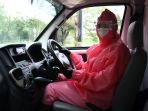ika-dewi-maharani-sopir-ambulans-perempuan-untuk-pasien-covid-19_20200420_213343.jpg