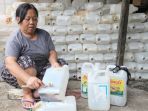 ikah-penjual-jerigen-bekas_20161123_160900.jpg