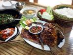 ikan-bakar-pariangan-khas-sunda-di-lampung_20160324_054714.jpg