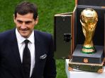 iker-casillas-membawa-trofi-piala-dunia-2018-di-rusia_20180615_180013.jpg