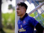 ikhwan-ciptady-saat-berlatih-menggunakan-seragam-arema-fc.jpg