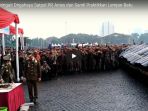ikut-memperingati-dirgahayu-satpol-pp-anies-dan-sandi-praktikkan-lempar-batu_20180426_163524.jpg