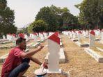 ilham-bekerja-sebagai-pegurus-di-taman-makam-pahlawan-seribu.jpg