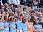 ilkay-gundogan-tengah-mengangkat-trofi.jpg