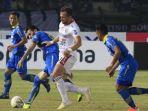 illja-spasojevic-berduel-dengan-pemain-persib-bojan-malisic.jpg