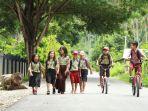 ilustrasi-anak-indonesia-berjalan-pulang-sekolah.jpg