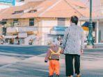 ilustrasi-anak-kecil-yang-menyeberangi-jalan-dengan-didampingi-orang-dewasa.jpg
