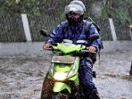 ilustrasi-berkendara-motor-saat-musim-hujan_20181025_165014.jpg