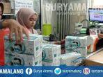 ilustrasi-cek-harga-masker-di-pasar-pramuka-ywh.jpg