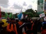 ilustrasi-demo-buruh_20150408_090839.jpg