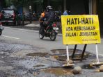 ilustrasi-jalan-berlubang_20170222_163230.jpg