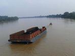 ilustrasi-kapal-tongkang-di-sungai.jpg