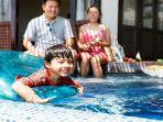 ilustrasi-keluarga-berenang-di-hotel-atau-bedeng.jpg