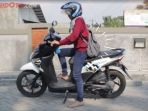 ilustrasi-membawa-tas-saat-berkendara-motor_20181004_173801.jpg