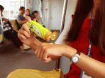ilustrasi-menggunakan-hand-sanitizer.jpg