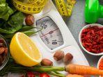 ilustrasi-menimbang-berat-badan-dan-buah-buahan-22.jpg