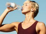 ilustrasi-minum-air-putih.jpg