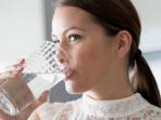 ilustrasi-minum-air-putih_20160201_052705.jpg