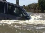 ilustrasi-mobil-tenggelam.jpg