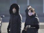 ilustrasi-orang-orang-mengenakan-masker-saat-berjalan-di-daerah-pyongyang-korea-utara.jpg