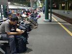 ilustrasi-pemudik-di-stasiun-gambir-jakarta-pusat.jpg