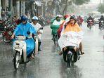 ilustrasi-pengendara-sepeda-motor-yang-mengenakan-jas-hujan.jpg