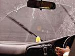 ilustrasi-penyemprotan-cairan-wiper-ke-kaca-mobil.jpg