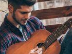 ilustrasi-pria-sedang-bermain-gitar-untuk-bersiap-menyatakan-cinta-lewat-lagu.jpg