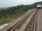 ilustrasi-rel-kereta-api-rawan-longsor-di-purwakarta_20170424_193953.jpg