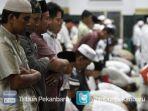 ilustrasi-salat-berjamaah-di-masjid.jpg