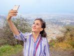ilustrasi-seorang-wanita-yang-sedang-live-facebook.jpg