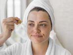 ilustrasi-skin-care-ilustrasi-serum-ilustrasi-wanita-memakai-skin-care-1.jpg