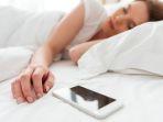 ilustrasi-tertidur-dengan-hp.jpg