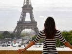 ilustrasi-traveler-yang-liburan-ke-paris.jpg