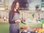 ilustrasi-wanita-memasak-masak.jpg