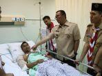 imam-nahrawi-menjenguk-beberapa-pegawai-kemenpora.jpg