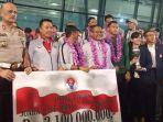 imam-nahrawi-saat-memberikan-bonus.jpg