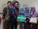 imam-nahrawi-saat-memberikan-penghargaan_20180403_200317.jpg