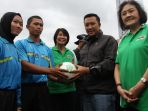imam-nahrawi-sedang-memberikan-bola-kepada-wasit_20170324_175110.jpg