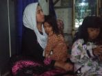 imas-dan-syifa-anaknya-dipeluk-serta-anak-pertamanya-sopi_20171222_211249.jpg