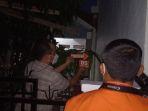 inafis-polres-karawang-sedang-olah-tkp-di-rumah-kades-pinayungan.jpg