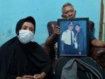 inda-gunawan-kakak-kandung-didik-gunardi-melihatkan-foto-adiknyaq.jpg