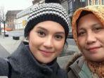 indah-permatasari-kiri-dan-sang-ibu-nursyah-kanan.jpg