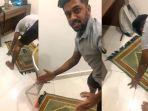 indahnya-toleransi-meski-beda-agama-pemuda-ini-benarkan-arah-kiblat-temannya-ketika-hendak-salat.jpg