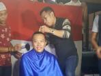 indonesia-dapat-emas-menpora-cukur-rambut_20160818_144937.jpg