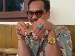 indra-birowo-menunjukkan-koleksi-cincin-batu-akik-miliknya_20170104_230520.jpg