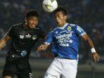 indra-mustafa-berduel-dengan-pemain-ps-tira-persikabo.jpg
